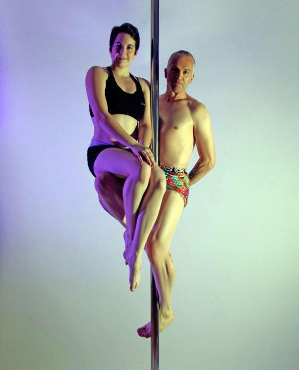 [视频]英父女搭档跳钢管舞 惊艳全场勇夺大赛冠军