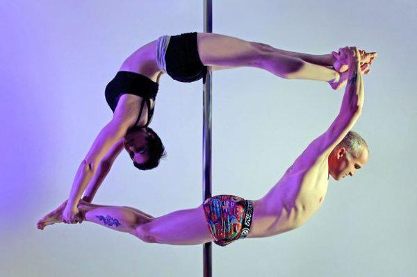 [视频]英父女搭档跳钢管舞 惊艳全场勇夺大赛冠军