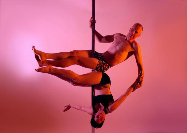 [视频]英父女搭档跳钢管舞 惊艳全场勇夺大赛冠军