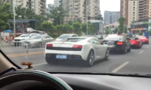 [视频]实拍土豪男开20辆豪车求婚非诚女 当场遭拒