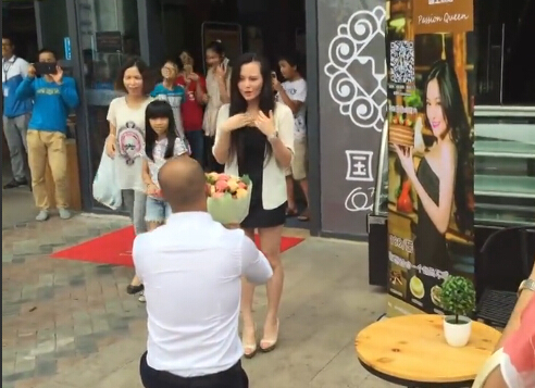 [视频]实拍土豪男开20辆豪车求婚非诚女 当场遭拒