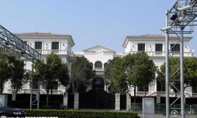 [视频]李连杰斥资上亿豪宅仍空置 后院成园丁菜园子