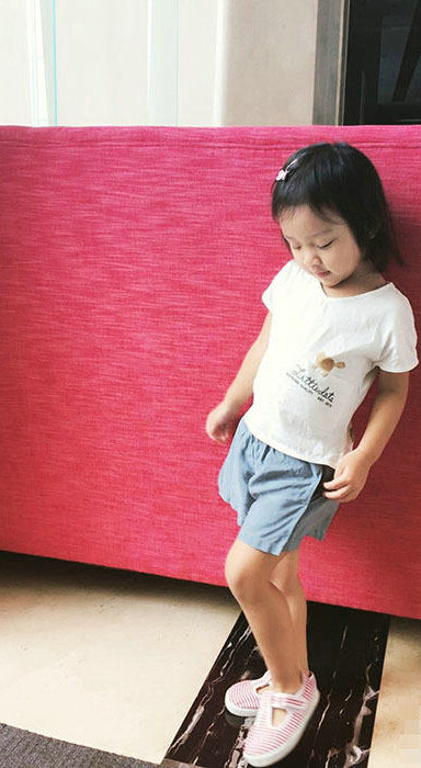 [视频]李小璐晒甜馨与小闺蜜照片 网友：两位小女神