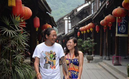 [视频]郑州“辞职看世界”女教师结婚定居成都