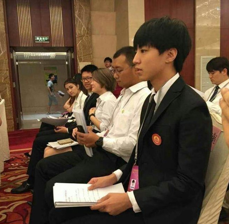 [视频]TFBOYS王俊凯人民大会堂参加学联大会 表情严肃