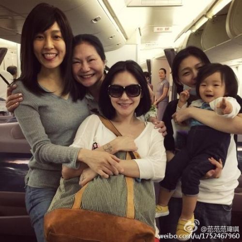 [视频]范玮琪偶遇大小S亲密合影 破姐妹不合传闻