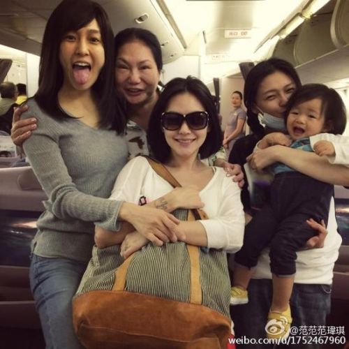 [视频]范玮琪偶遇大小S亲密合影 破姐妹不合传闻