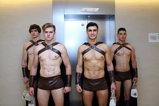 [视频]数十洋人北京街头扮“斯巴达”被警方驱散