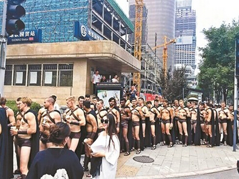 [视频]数十洋人北京街头扮“斯巴达”被警方驱散