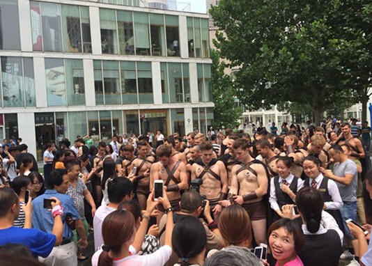 [视频]数十洋人北京街头扮“斯巴达”被警方驱散