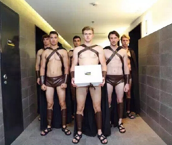 [视频]数十洋人北京街头扮“斯巴达”被警方驱散