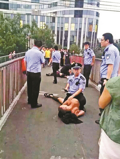 [视频]数十洋人北京街头扮“斯巴达”被警方驱散