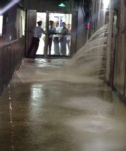 [视频]实拍暴雨突袭武汉 地铁积水中行走公交车成船