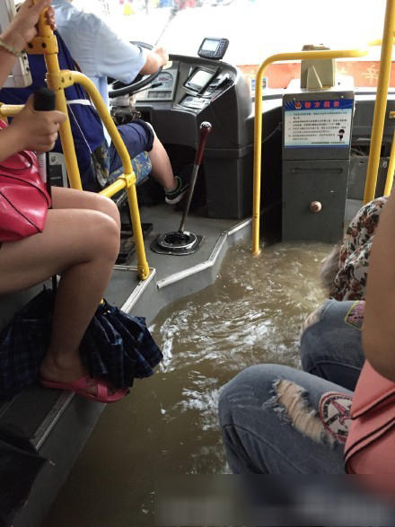 [视频]实拍暴雨突袭武汉 地铁积水中行走公交车成船