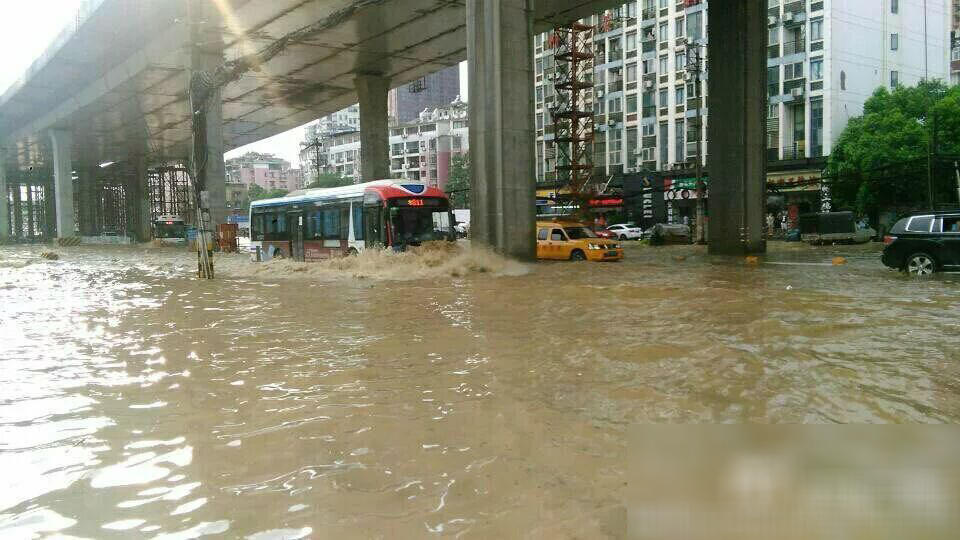 [视频]实拍暴雨突袭武汉 地铁积水中行走公交车成船