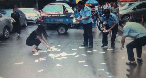 [视频]夫妻吵架扔下万元钞票 路人淡定走过