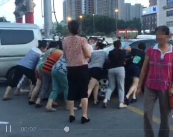[视频]大妈为跳广场舞 徒手推走3辆小汽车