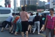 [视频]大妈为腾场地跳广场舞 徒手推走3辆小汽车