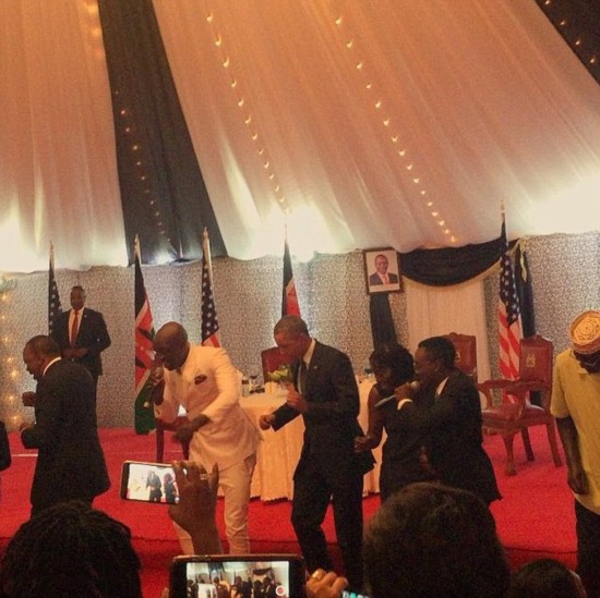 [视频]奥巴马访问祖籍国肯尼亚 国宴上大秀迷人舞步
