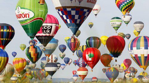 [视频]法国433个热气球升空直冲天际打破纪录 场面壮观