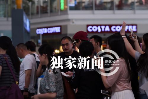 [视频]李易峰霸道总裁范离京 机场引轰动