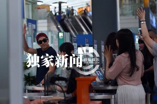 [视频]李易峰霸道总裁范离京 机场引轰动