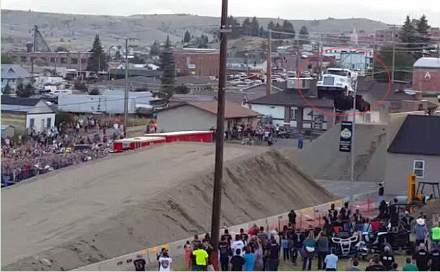 [视频]疯狂！美国男子驾卡车飞越51米长沟刷新世界纪录