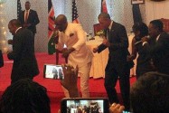 [视频]奥巴马访问祖籍国肯尼亚 国宴上大秀迷人舞步(图)