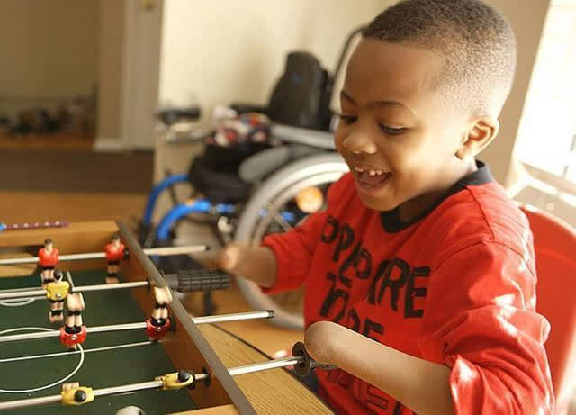 [视频]美国一8岁男孩成功移植双手 来自两名捐赠者