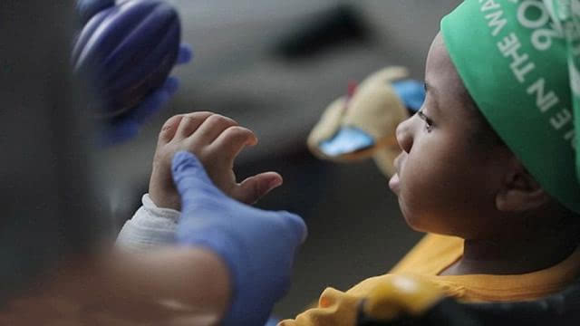 [视频]美国一8岁男孩成功移植双手 来自两名捐赠者