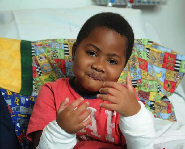 [视频]美国一8岁男孩成功移植双手 来自两名捐赠者