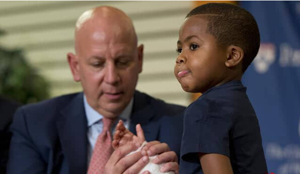 [视频]美国一8岁男孩成功移植双手 来自两名捐赠者