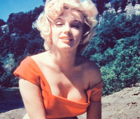 [视频]梦露经典裸照曝光 因生活所迫被逼脱光