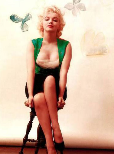 [视频]梦露经典裸照曝光 因生活所迫被逼脱光