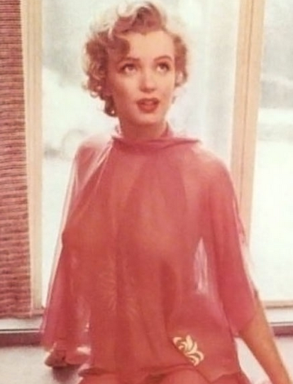 [视频]梦露经典裸照曝光 因生活所迫被逼脱光