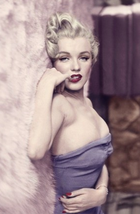 [视频]梦露经典裸照曝光 因生活所迫被逼脱光