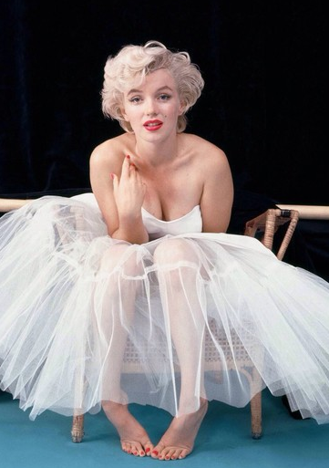 [视频]梦露经典裸照曝光 因生活所迫被逼脱光