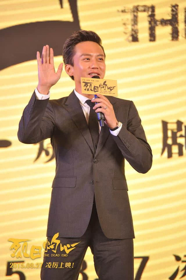 [视频]邓超遭郭涛公主抱 首演同志亲密戏压力大 