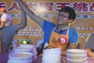[视频]小伙食量惊人2分钟24碗面 不愧大胃王