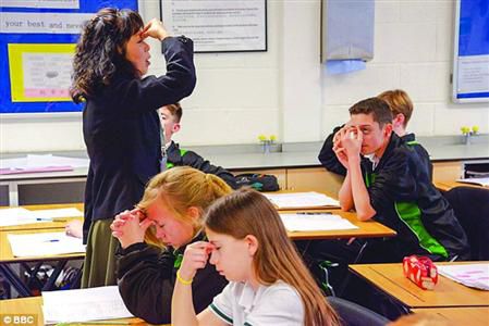 [视频]中国教师赴英国进行中国式教学将学生训哭