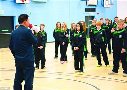 [视频]中国教师赴英国进行中国式教学将学生训哭