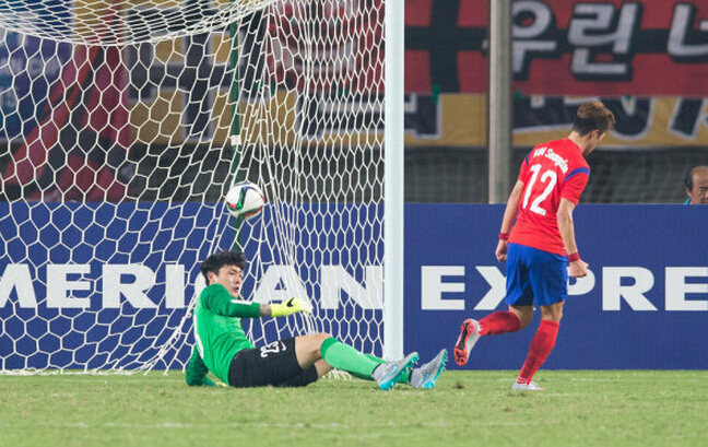 [视频]东亚杯首战完败韩国 国足新人王永珀不满自身表现 