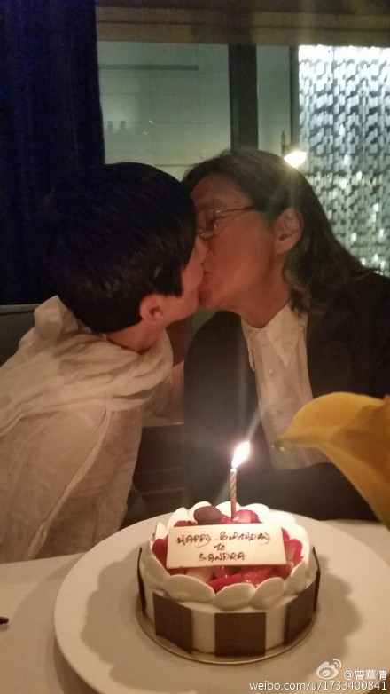 [视频]吴君如庆50岁生日 与陈可辛蛋糕前热吻