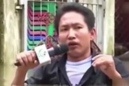[视频]缅甸记者被洪水没过脖子坚持播报灾情