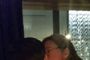 [视频]吴君如庆50岁生日 与陈可辛蛋糕前热吻