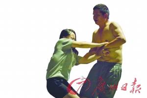 [视频]16岁女孩被父亲当街暴打 疑遭父猥亵多年