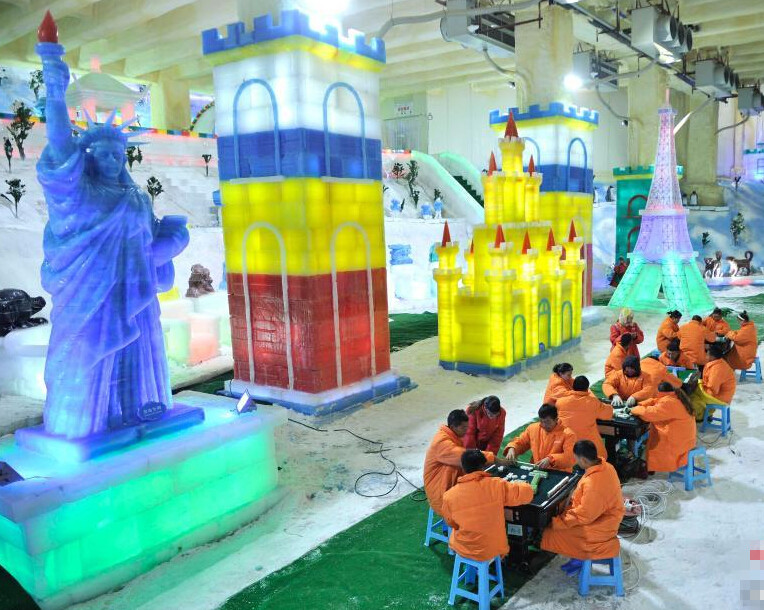 [视频]天太热 任性重庆人穿棉袄冰窖里打麻将