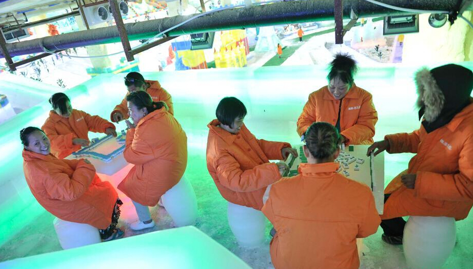 [视频]天太热 任性重庆人穿棉袄冰窖里打麻将