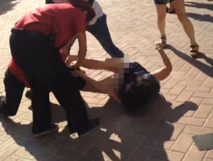 [视频]女业主被保安当众扒裤暴打 邻居：这里治安很差(图)