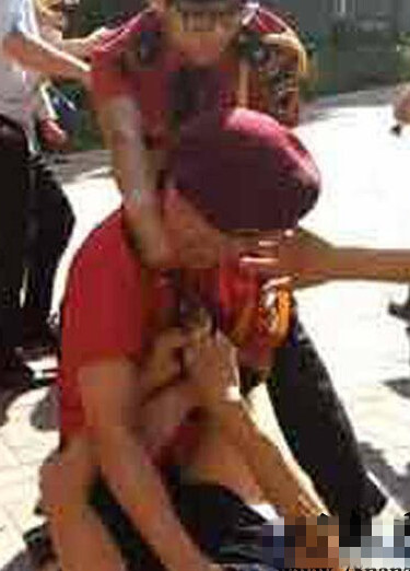 [视频]女业主被保安当众扒裤暴打 邻居：这里治安很差(图)